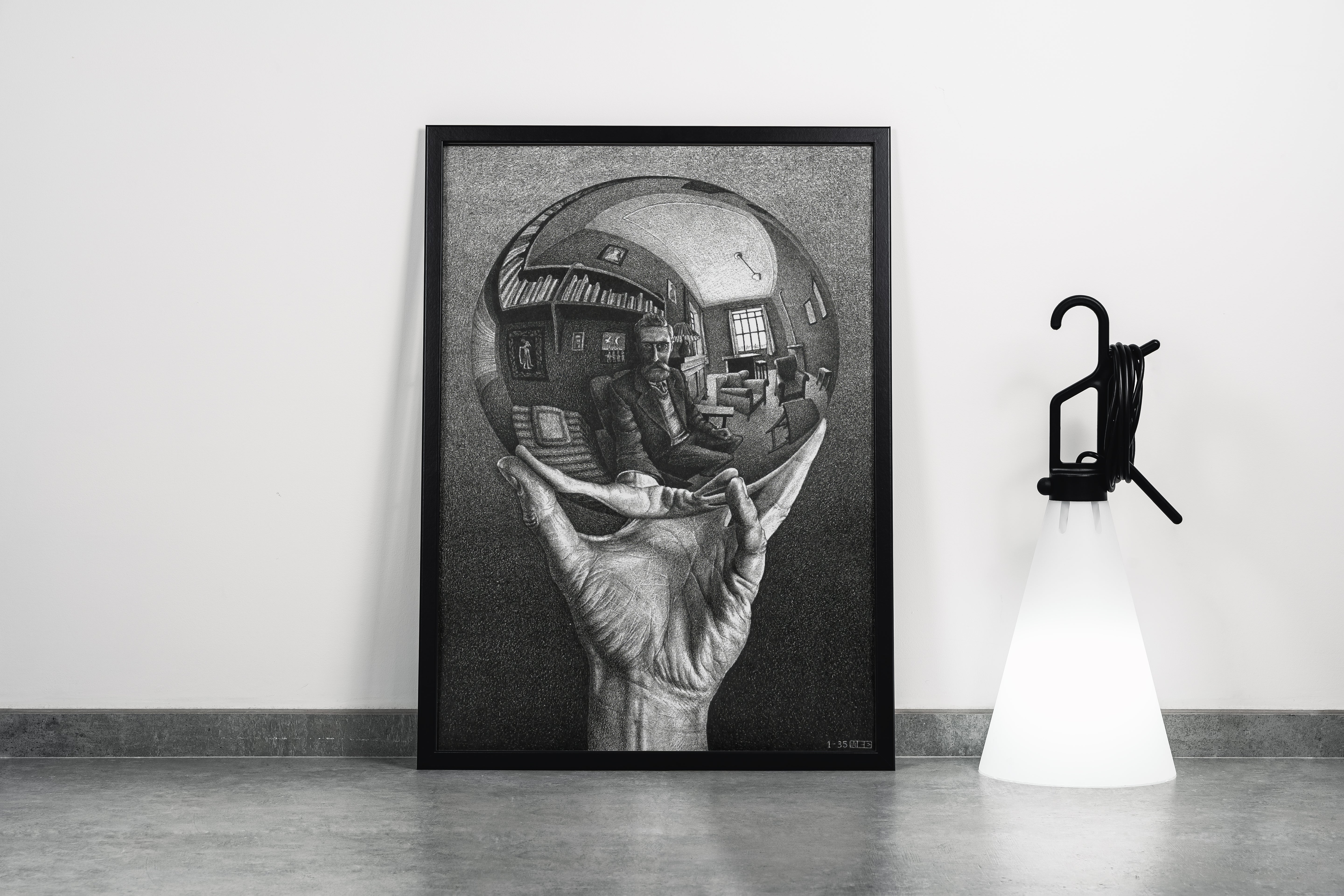 M.C. Escher Elinde Küre Yansımalı Otoportre Kanvas Tablo