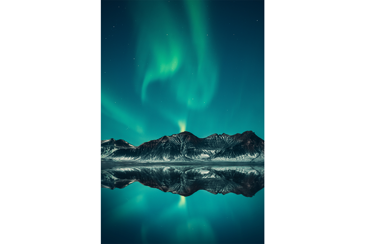 a green aurora dancing over mountains, perfectly reflected in a still lake, art, kanvas tablo